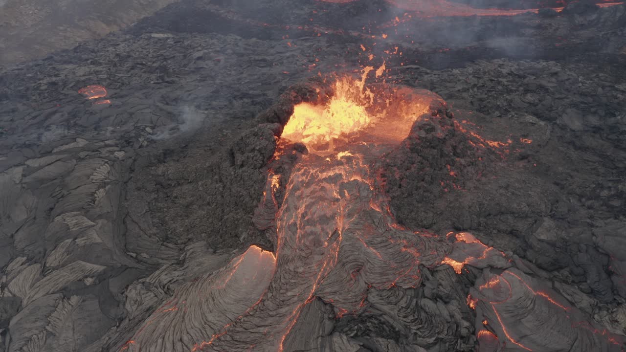 Eruzione attiva di un vulcano