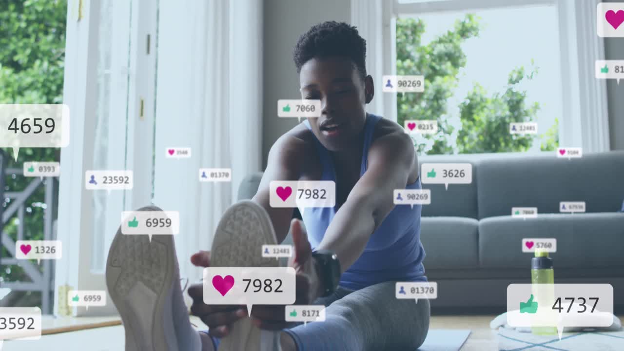 animación de iconos y números de las redes sociales sobre una mujer afroamericana haciendo ejercicio en casa.