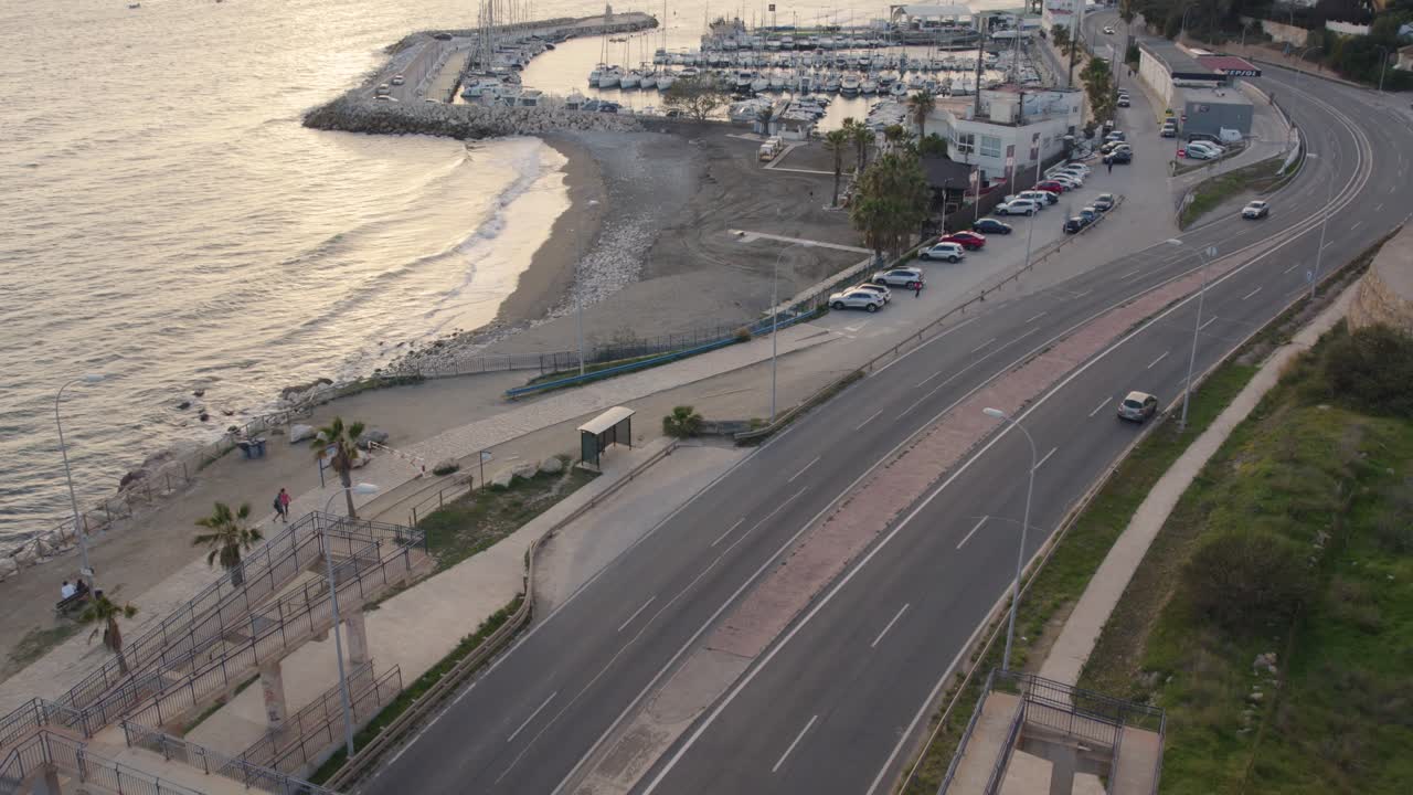 vista aérea de los coches del muelle de agua conducidos por personas que caminan por la acera barcos estacionados en el agua