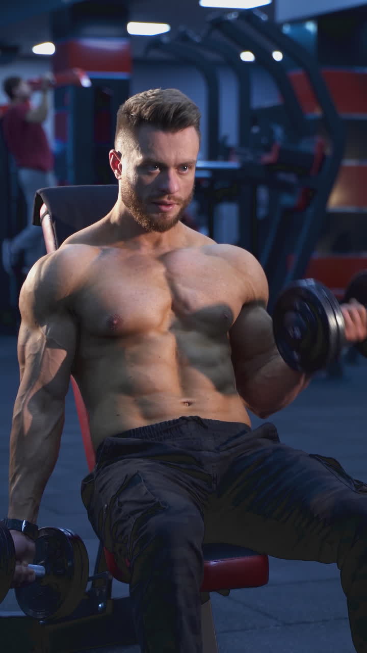 Uomo che si allena con i manubri in palestra
