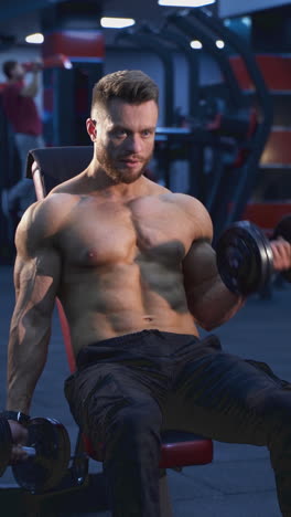 hombre trabajando con pesas en el gimnasio