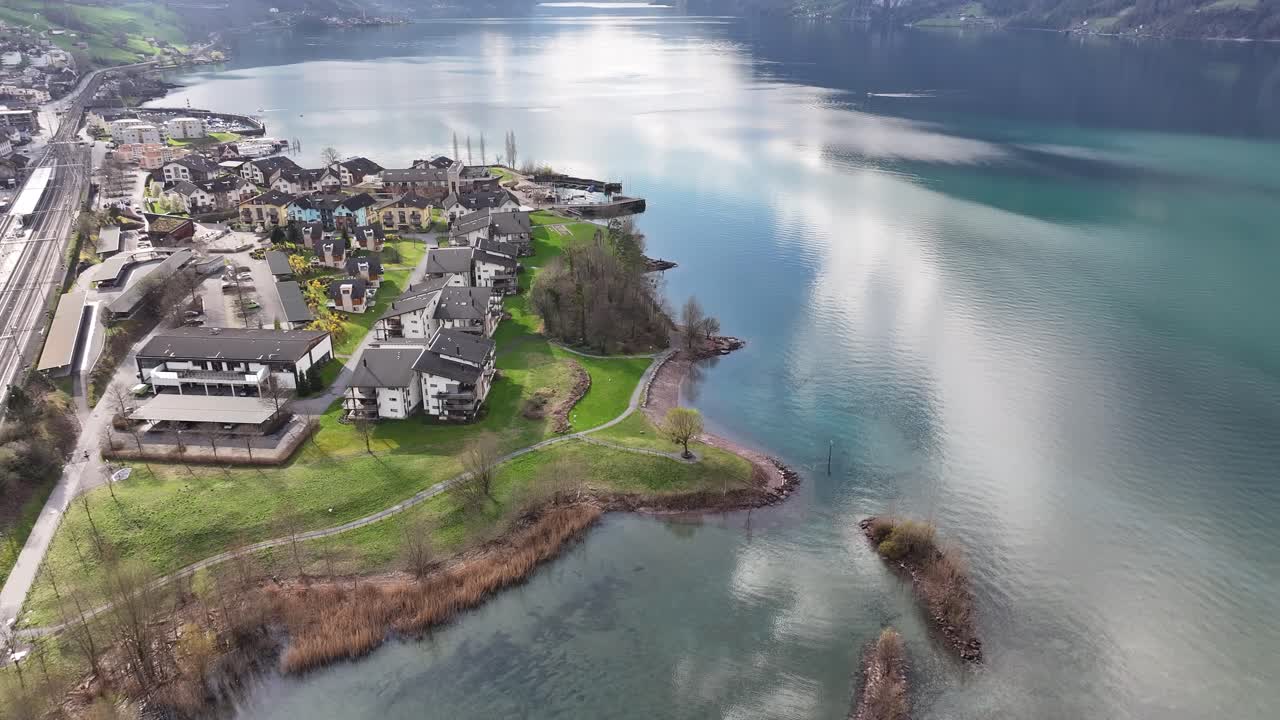 스위스 발렌세 호수 (lake wallensee) 에 자리 잡은 이 마을은 주거 지역으로 해안선을 가로지르며, 철도 노선이 멋진 마을인 무르그 (murg) 를 가로지르고 있다.