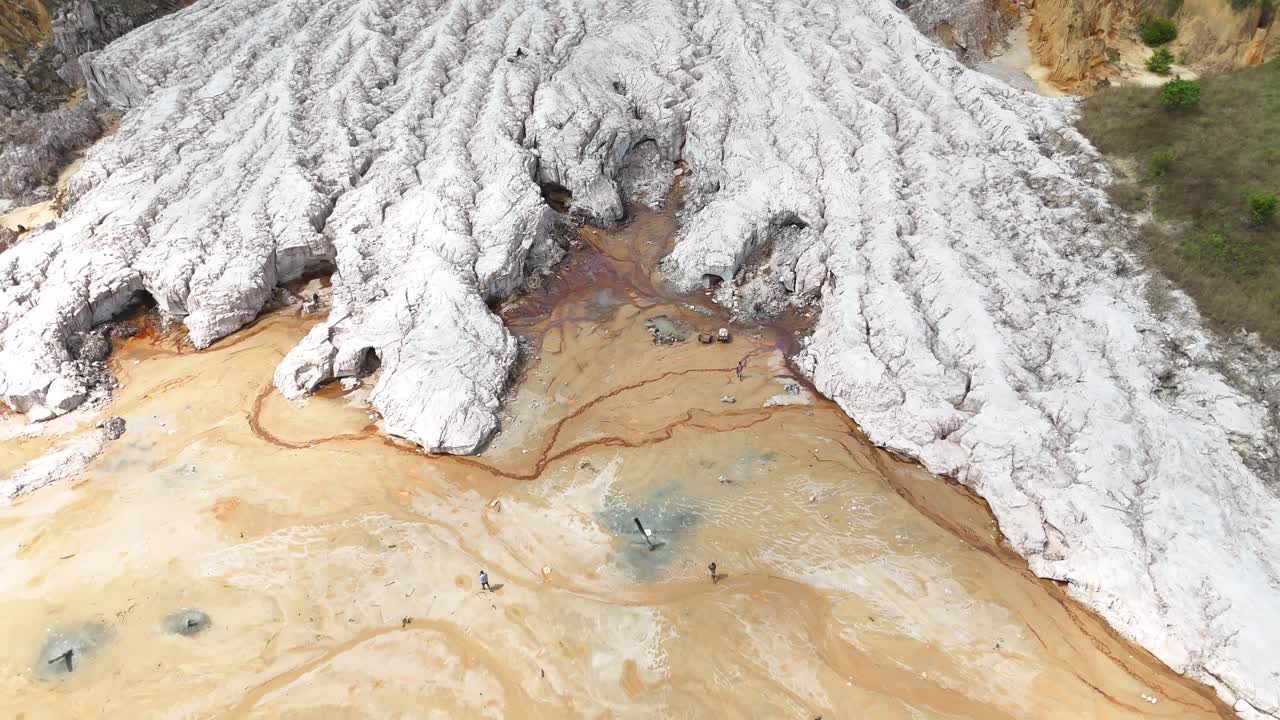 Il punto di riferimento naturale più famoso dell'Angola dall'alto, prospettiva aerea di Miradouro da Lua, che mostra le iconiche formazioni rocciose erose e le profonde tonalità della terra arancione