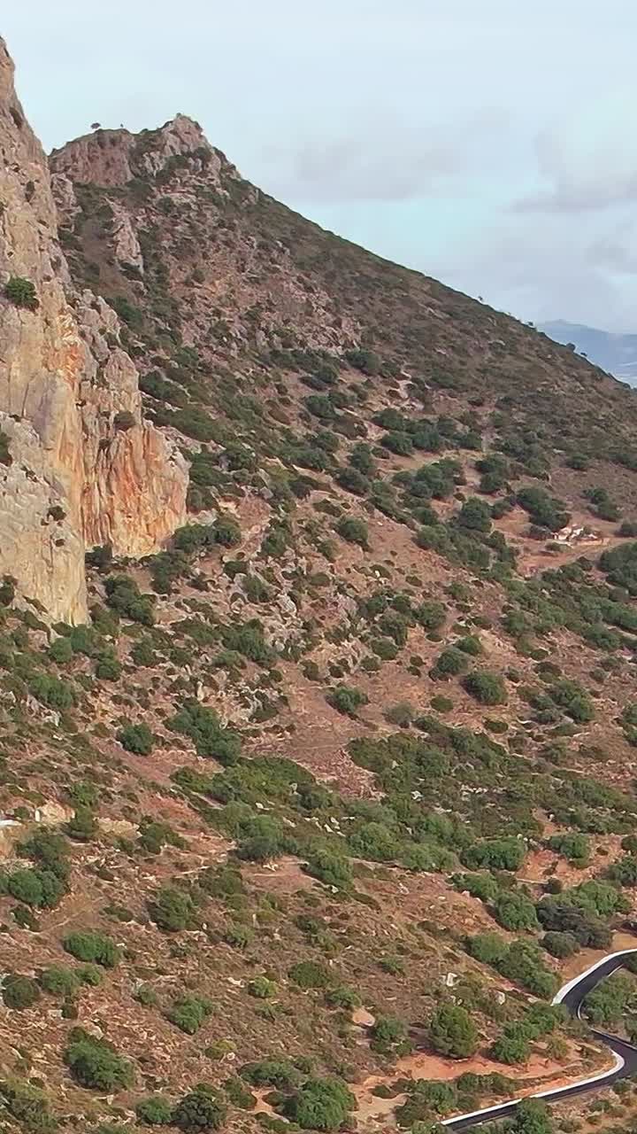 Guida tra le colline vicino a Malaga, Spagna, in una giornata nuvolosa