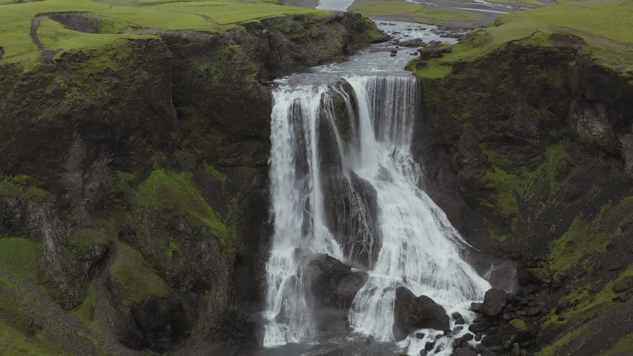 cascada fagrifoss en cascada en los acantilados volcánicos en el sureste de islandia