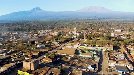 amanecer paisaje de kenya con una aldea, kilimanjaro y parque nacional de amboseli - seguimiento, vista aérea de avión no tripulado
