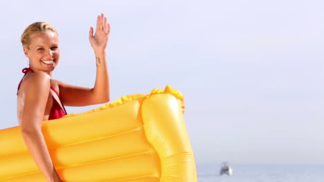 mujer alegre saludando y sosteniendo a lilo