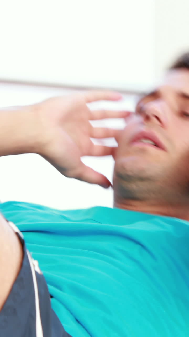 fisioterapeuta ayudando al paciente a hacer abdominales