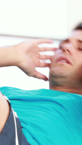 fisioterapeuta ayudando al paciente a hacer abdominales