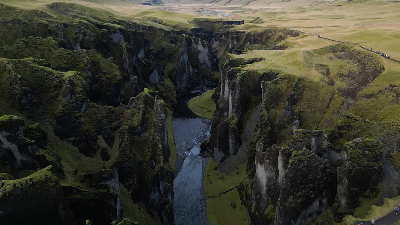 impresionante vista aérea del cañón de fjaorargljufur en islandia durante el verano