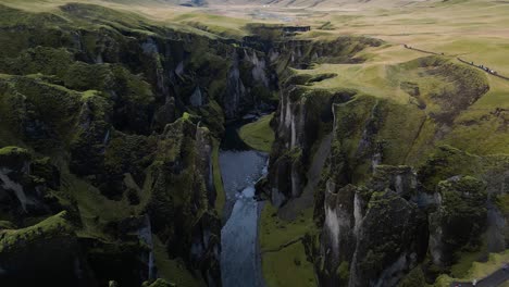 Impresionante-Vista-Aérea-Por-Drones-Del-Cañón-Fjaorargljufur-En-Islandia-Durante-El-Verano