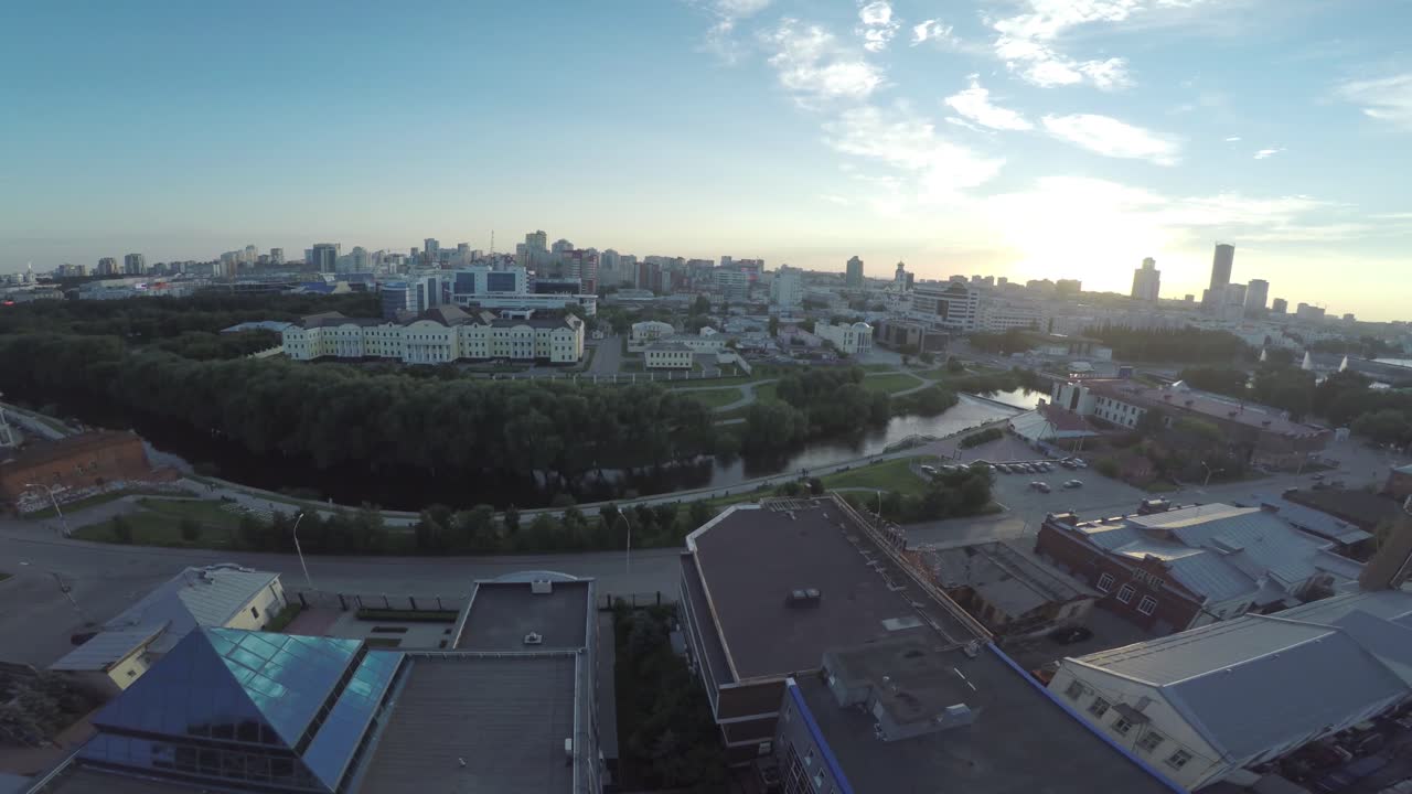 воздушный вид российского города при заходе солнца