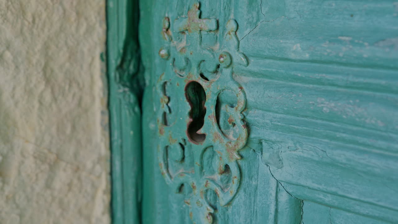 антикварный церковный дверной замок с металлическим узором с крестом вблизи