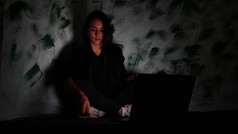 joven mujer suicida víctima de ciberacoso tomando un cuchillo en un rincón oscuro de la habitación
