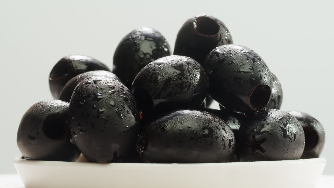 고품질의 4k 영상으로 그리스에서 배경으로 인 둥근 녹색 올리브.