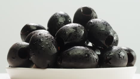 aceitunas verdes redondas en vinagre de grecia como fondo, vista de arriba. imágenes de alta calidad en 4k