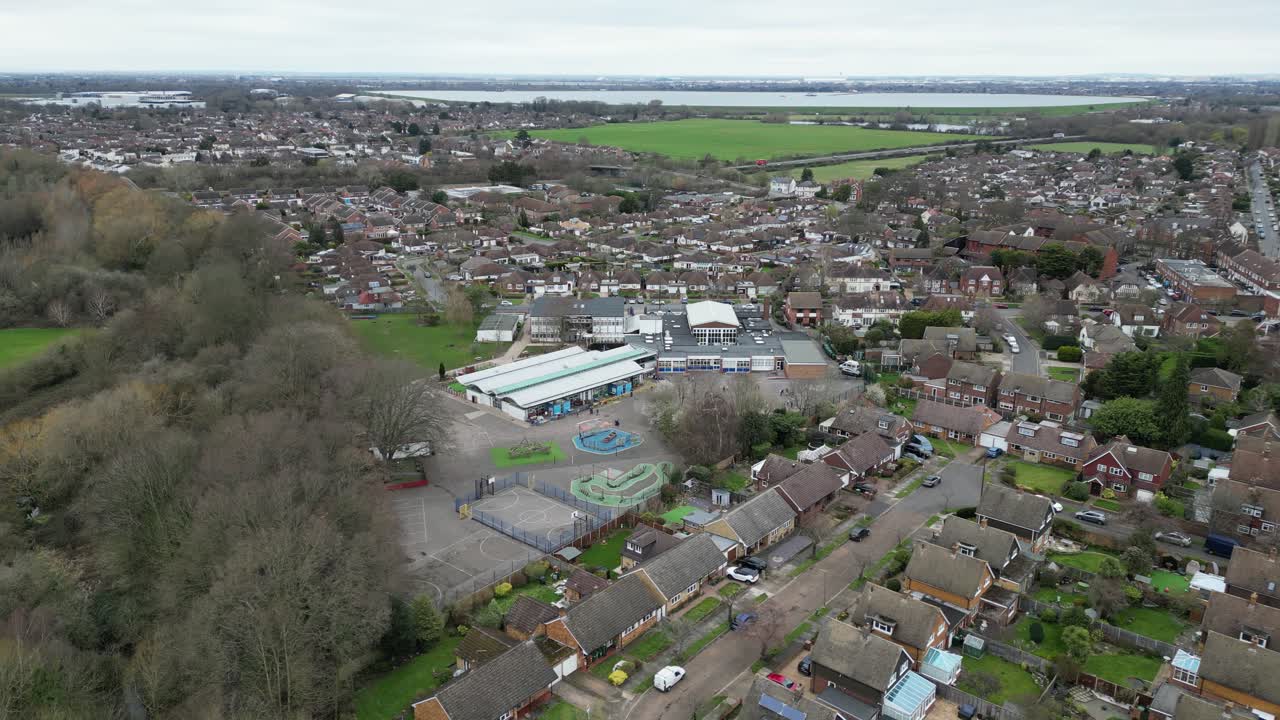 st nicholas c of e escuela primaria, shepperton surrey uk drone vista aérea