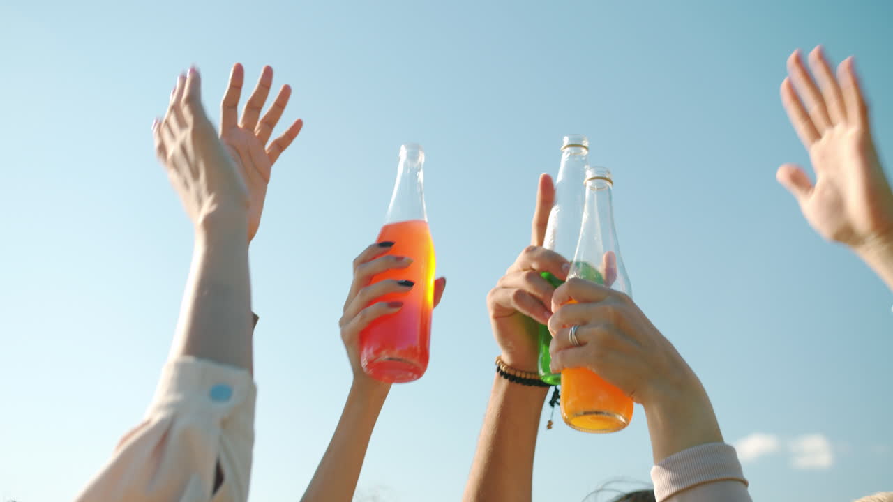 친구 들 이 술 을 마시며 축하 하고 있다