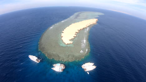 toma aérea con drones para la casa de arrecifes de coral en el mar rojo en la península del sinaí y la isla de arrecifes de coral en el mar rojo filmada en 4k y 50 fotogramas