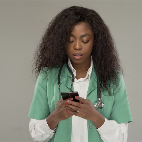 Black-medical-practitioner-using-smartphone