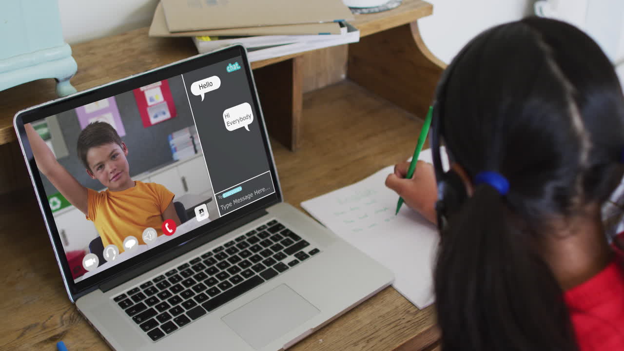 estudiante que usa una computadora portátil para la lección en línea en casa, con su colega y el chat web en la pantalla