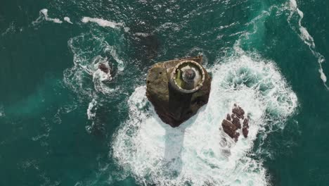 un vuelo giratorio por encima de phare du four, un faro en bretaña, francia