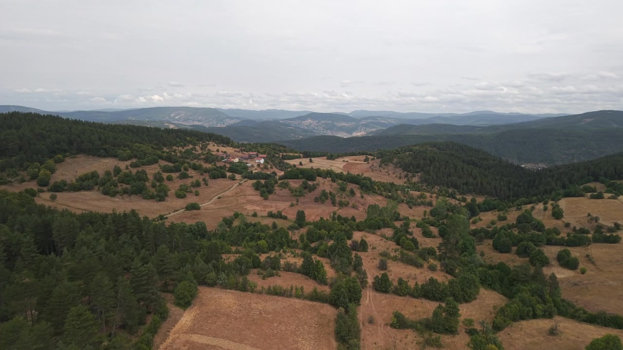 Ripresa con drone di case di montagna remote sotto un cielo nuvoloso a Pinarbasi, Kastamonu, Turchia