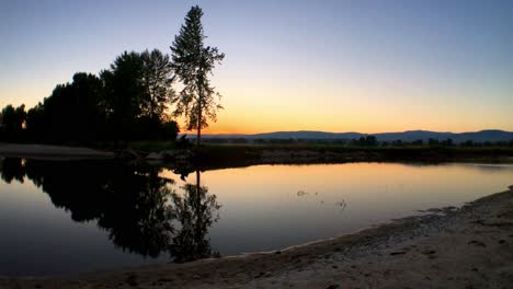 Una-Toma-Pacífica-Del-Río-Bitterroot-Al-Amanecer