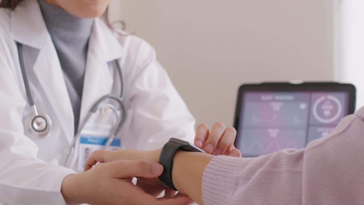 여성 gp은 의료 액세서리 스마트 시계를 사용하는 방법을 공유합니다.