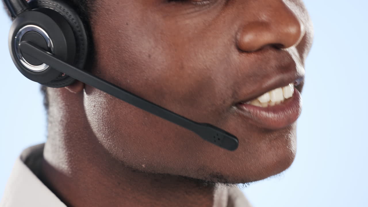 Uomo di colore felice, bocca e call center.