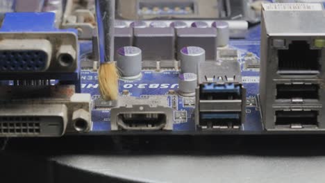 limpieza de la placa base de la computadora vista de cerca