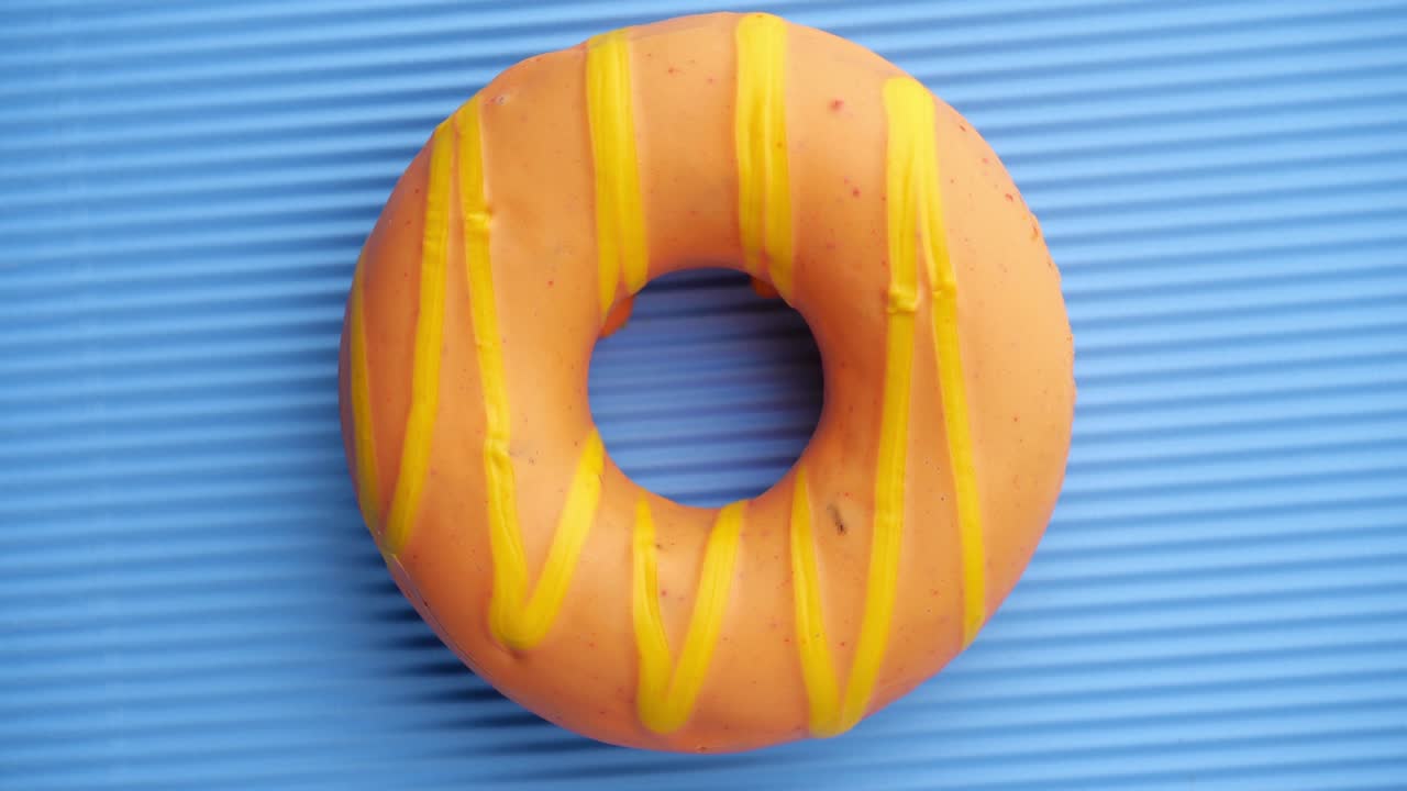 el donut está vidriado de cerca, con un bucle sin costuras.