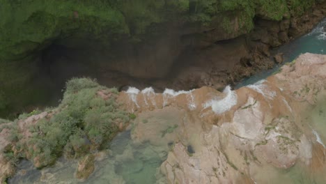 Plataforma-Rodante-Aérea-Con-Una-Inclinación-Hacia-Abajo-En-La-Cascada-De-Tamul