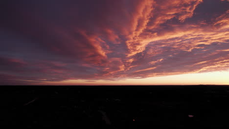 fotografía aérea de una puesta de sol en la hora dorada más, dolly hacia adelante
