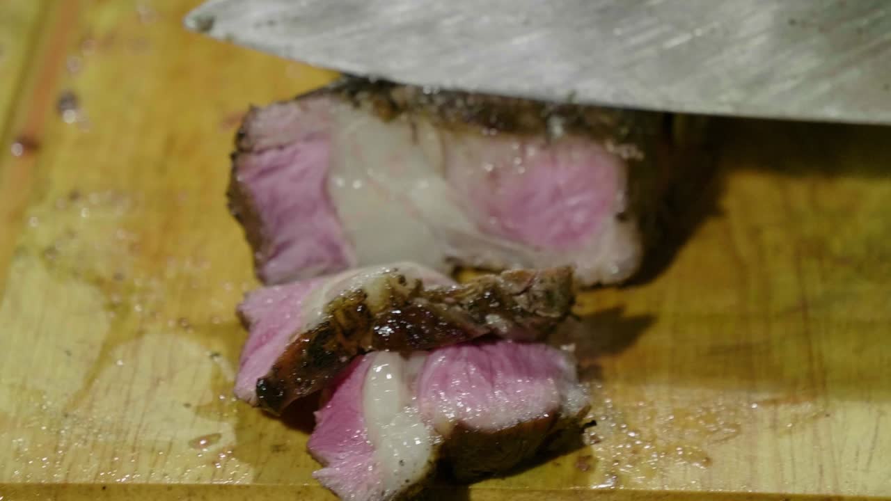 테이블 위에 그릴 된 맛있는 스테이크를 잘라