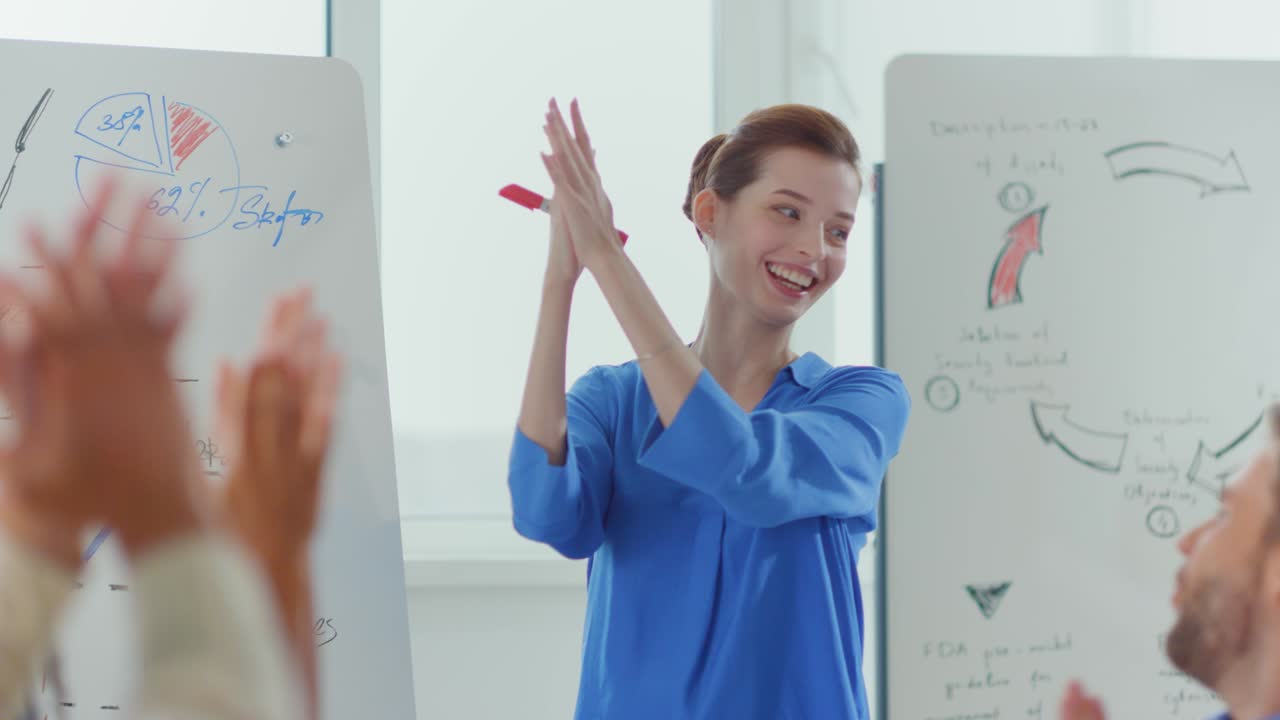 행복 한 사업가 들 이 회의실 에서 성공 을 축하 하고 있다