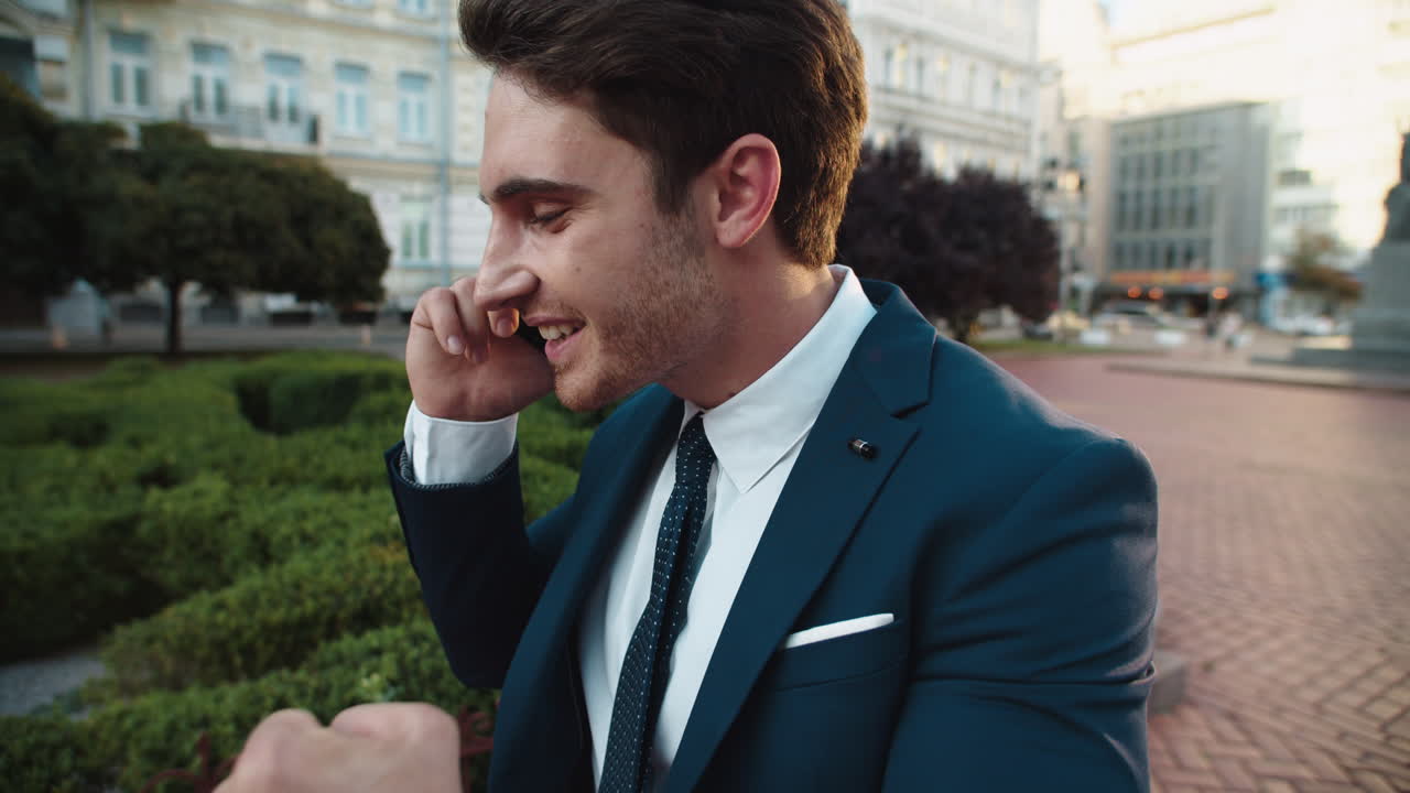 행복한 사업가가 스마트폰에서 이야기를 들려줍니다.