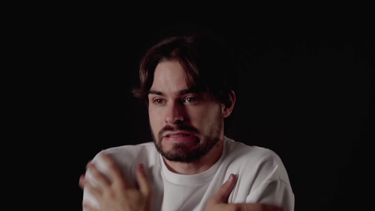 트렌디한 젊은이 동결 제스처, 몸을 흔들고 몸을 따뜻하게 하고, 닫기, 검은 배경