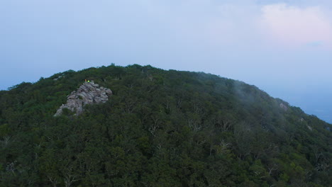 Una-Toma-Aérea-Del-Monte-Agradable-Durante-Una-Tarde-De-Verano