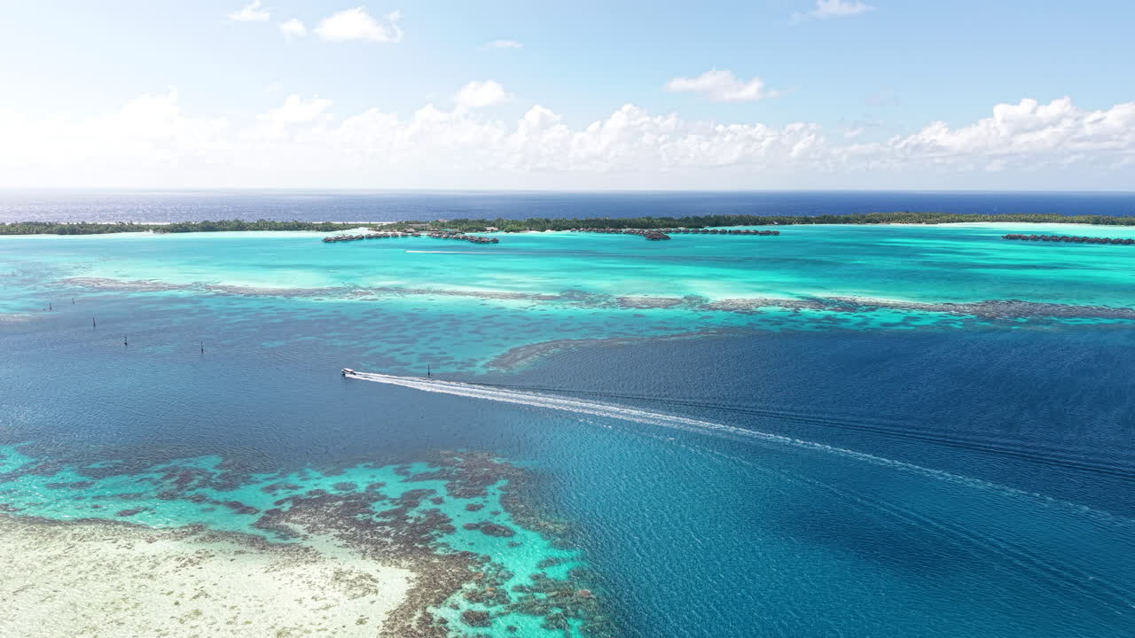 Vista aerea di una barca a vela nella laguna dell'isola di Bora Bora, Polinesia Francese