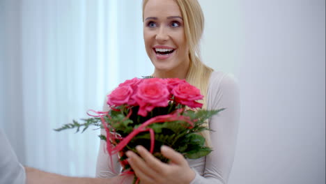 joven feliz con un ramo de flores