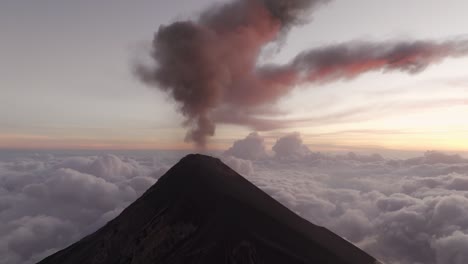 volcán de fuego activo en guatemala durante la puesta de sol rodeado de nubes de ensueño