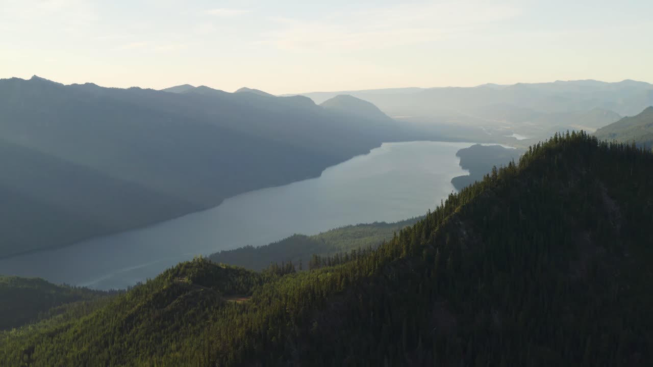los rayos de luz brillan majestuosamente en el valle con el lago keechelus, montañas naturales