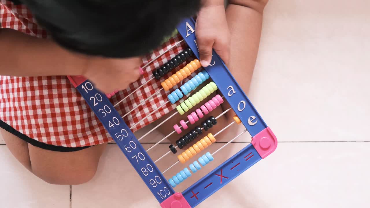 niño aprendiendo con ábaco