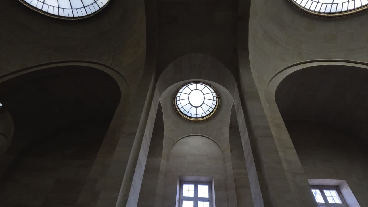 루브르 박물관 내부 를 탐험 하는 사람 들