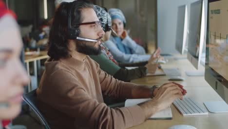 Agente-Masculino-Del-Medio-Oriente-En-Auriculares-Que-Trabajan-En-El-Centro-De-Soporte