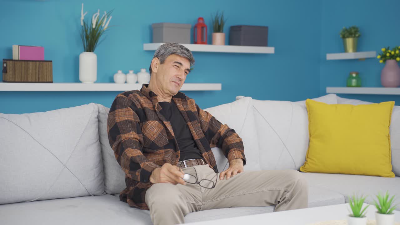 조용하고 평화로운 삶을 사는  ⁇ 은이.