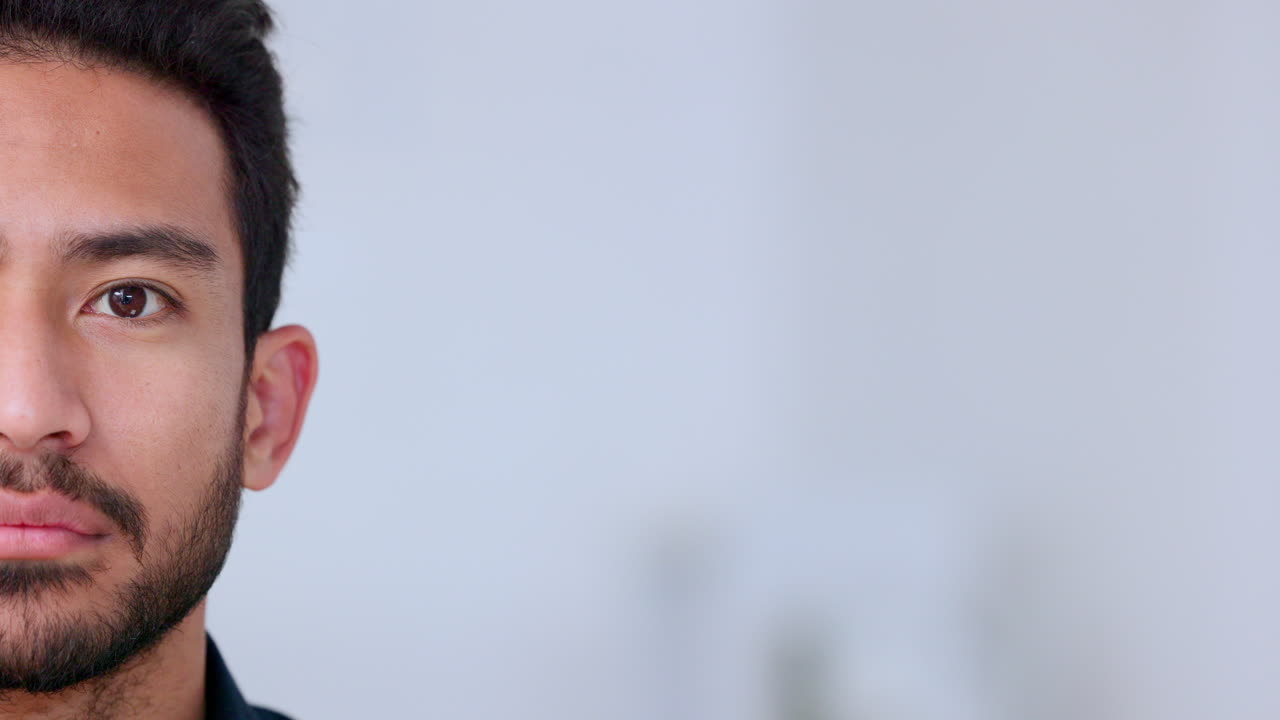 Giovane uomo sorridente e felice