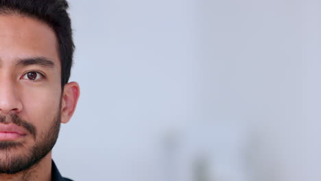 un joven sonriente que parece feliz