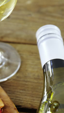 pizza deliciosa con un vaso de vino y una botella de vino